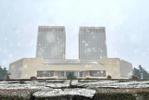 巍(wei)巍學(xue)府(fu)，人(ren)傑地靈(ling)——青(qing)島(dao)大學(xue)的(de)新(xin)材(cai)料專(zhuan)業(ye)前(qian)沿探(tan)索(suo)